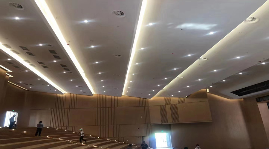 廣東金融學(xué)院清遠校區(qū)報告廳GRG吊頂項目 廣東金融學(xué)院清遠校區(qū)報告廳GRG吊頂項目