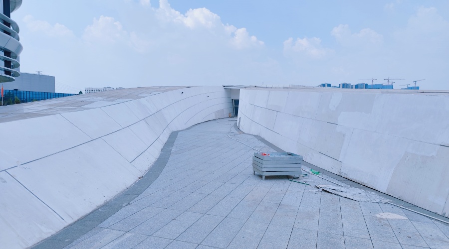 東莞大灣區大學GRC幕墻板火熱施工中