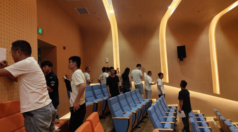 深圳坪山實驗學校GRG報告廳穿孔板工程案例 深圳坪山實驗學校GRG報告廳穿孔板工程案例