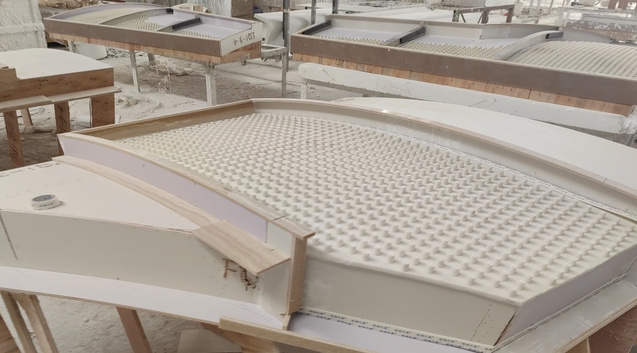 南寧工業(yè)職業(yè)技術(shù)學(xué)院會(huì)堂GRG穿孔板吊頂